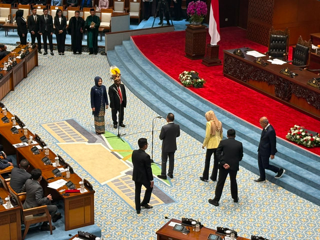 DPR melantik dua anggota Pengganti Antarwaktu (PAW) untuk sisa masa jabatan 2024-2029 dalam rapat paripurna DPR di Kompleks Parlemen, Senayan, Jakarta, Selasa (18/8). Foto: Nasywa Athifah/kumparan