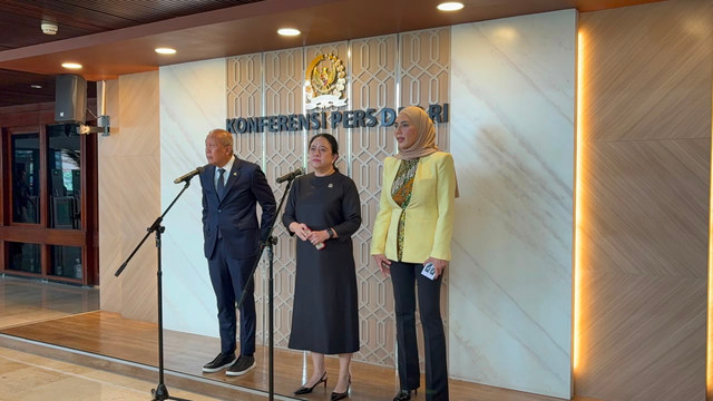 Ketua DPR, Puan Maharani (tengah) gelar konferensi pers usai rapat paripurna di Kompleks Parlemen, Senayan, Jakarta, Selasa (18/8). Foto: Nasywa Athifah/kumparan