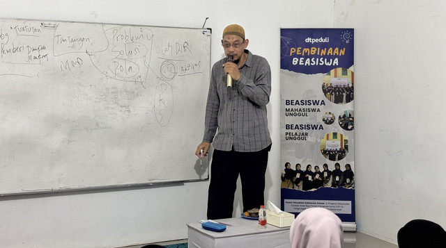 Om Buyung, Seorang Praktisi Social Entrepreneurship saat berbagi ilmu dengan Penerima Manfaat Beasiswa Mahasiswa DT Peduli Kalsel (Sumber: DT Peduli)