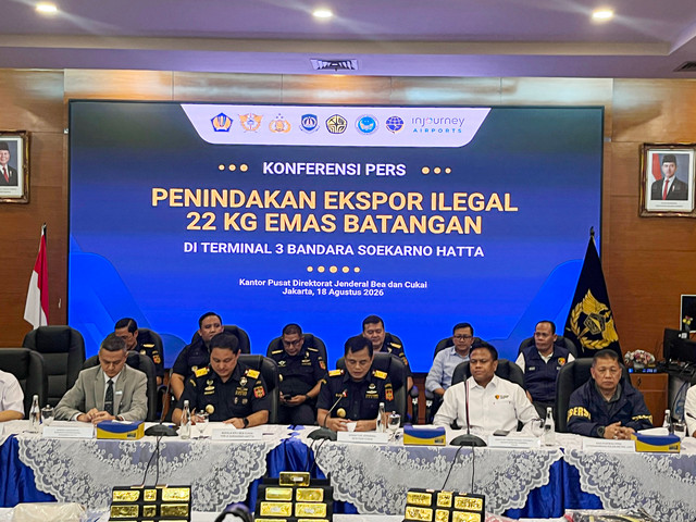Konferensi pers penindakan ekspor ilegal 22 kg emas batangan di Terminal 3 Bandara Soekarno-Hatta, di Kantor Pusat Direktorat Jenderal Bea dan Cukai, Jakarta Timur, Selasa (18/8/2026). Widya/kumparan Foto: Widya/kumparan