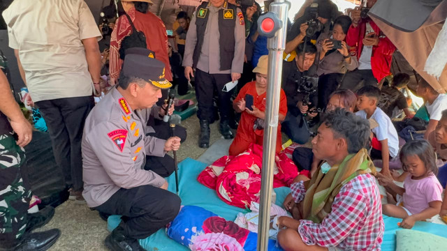 Kapolri Jenderal Listyo Sigit Prabowo berbincang dengan korban gempa di posko utama di Barang Kolong, Reo, Manggarai, Nusa Tenggara Timur Selasa (18/8/2026). Foto: Rayyan Farhansyah/kumparan