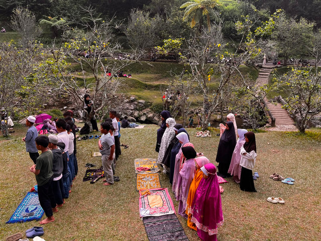Santri RTQ DT Peduli Cianjur Shalat Berjamaah di Sela-sela Waktu Liburan Bersama di Kebun Raya Cibodas (Sumber: DT Peduli)