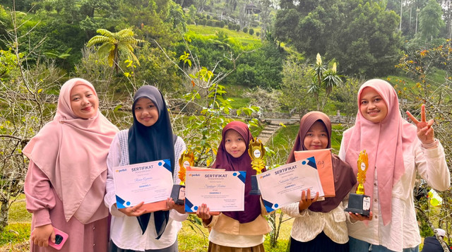 Pembagian Hasil Belajar Santri RTQ DT Peduli Cianjur Sambil Tadabur Alam di Kebun Raya Cibodas Cianjur (Sumber: DT Peduli)