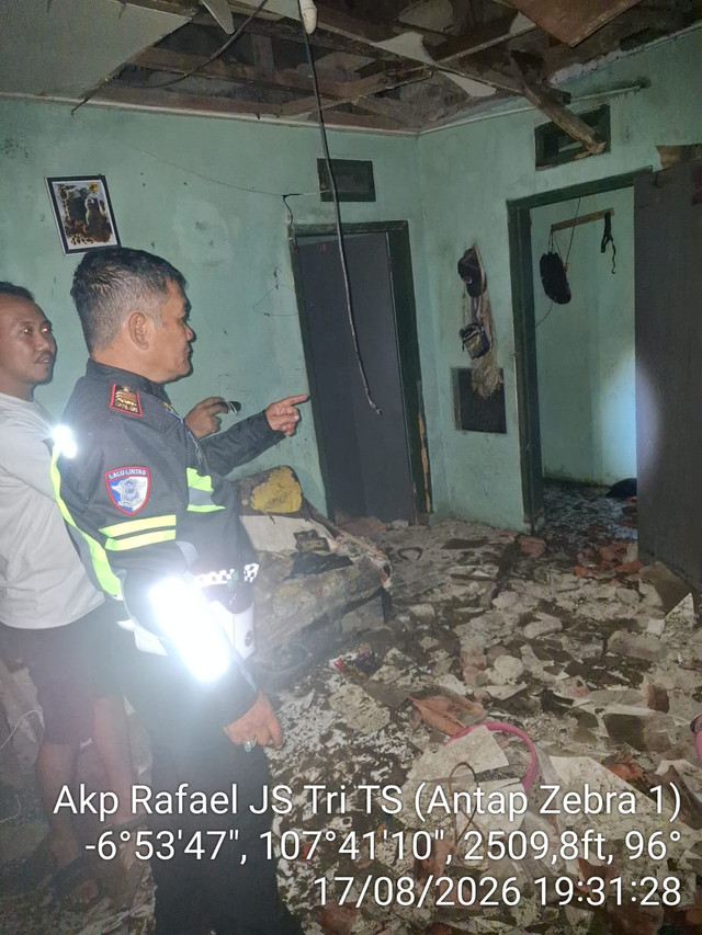 Polisi mendatangi lokasi kejadian tabung gas 3 kg meledak di Jalan Sekepeer, Kelurahan Sindangjaya, Kecamatan Mandalajati, Kota Bandung, Selasa (18/8/2026). Foto: Dok. Polsek Antapani