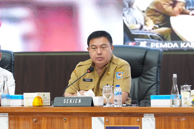 Sekjen Kemendagri Tomsi Tohir minta Pemda dan TPID segera intervensi kenaikan harga beras di sejumlah daerah melalui operasi pasar dan pengawasan stok, Selasa (18/8/2026). Foto: Dok. Kemendagri
