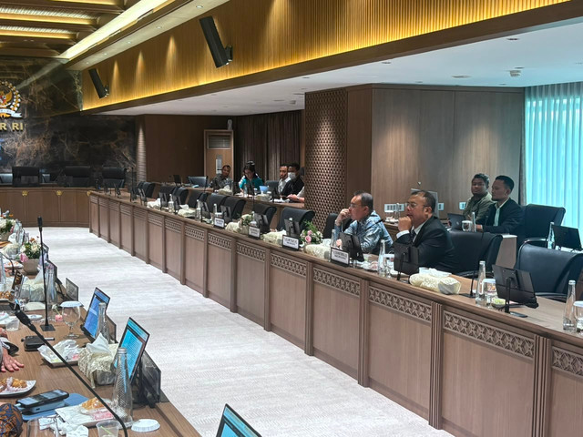 Rapat pimpinan DPR dengan pemerintah terkait perpres ojol di Kompleks Parlemen, Senayan, Jakarta, Selasa (18/8/2026). Foto: Nasywa Athifah/kumparan