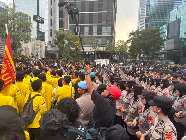 Suasana aksi demo mahasiswa Universitas Indonesia, di Jalan Sudirman, Jakarta Pusat, Selasa (18/8/2026). Foto: Pradya Tirta/kumparan