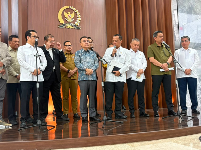 DPR dan Pemerintah konferensi pers terkait finalisasi Peraturan Presiden Ojek Online di Kompleks Parlemen, Senayan, Jakarta, Selasa (18/8/2026). Foto: Nasywa Athifah/kumparan