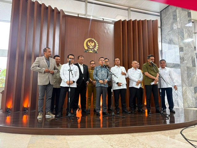 DPR dan Pemerintah konferensi pers terkait finalisasi Peraturan Presiden Ojek Online di Kompleks Parlemen, Senayan, Jakarta, Selasa (18/8/2026). Foto: Nasywa Athifah/kumparan