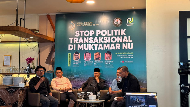 Ketua PWNU DKI Jakarta Samsul Ma'arif, CEO Alvara Research Center Hasanuddin Ali, Direktur Parameter Politik Indonesia (PPI) Adi Prayitno, dan Kiai Musta'in Syafi'i dalam agenda Serial Diskusi Muktamar NU di Jakarta Pusat, Selasa (18/8/2026). Foto: Zahira Hilman/kumparan