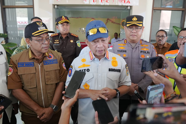 Mendagri Tito Karnavian tinjau langsung dampak gempa serta pastikan pemulihan infrastruktur dasar dan keselamatan warga di Kabupaten Ende, NTT, Selasa (18/8/2026). Foto: Dok. Kemendagri