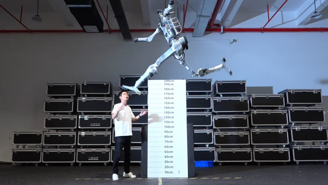 Robot terbaru buatan Unitree Robotics asal China, yang disebut Superman, mampu melakukan lompat secara vertikal setinggi 2 meter.