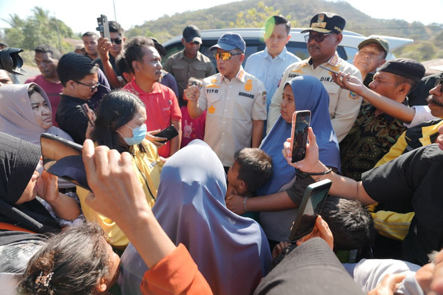 Mendagri Tito Karnavian temui warga Kampung Kajulaki, Nagekeo, NTT, yang menyetop rombongannya untuk sampaikan keluhan pascagempa, serta salurkan bantuan tunai Rp50 juta, Selasa (18/8/2026). Foto: Dok. Kemendagri