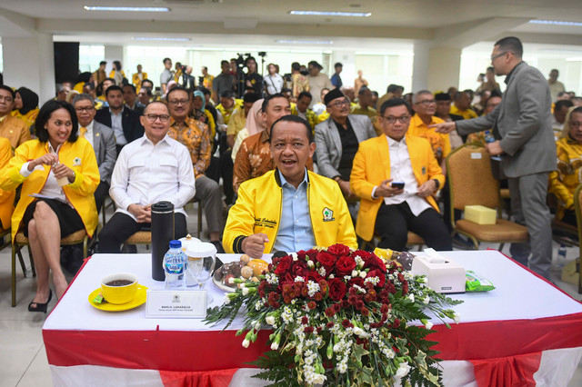 Ketua Umum Partai Golkar Bahlil Lahadalia (tengah) saat menghadiri Pengarahan Ketua Umum DPP Partai Golkar dalam rangka HUT Ke-81 Kemerdekaan Republik Indonesia di Kantor DPP Partai Golkar, Jakarta, Selasa (18/8/2026). Foto: Muhammad Adimaja/ANTARA FOTO