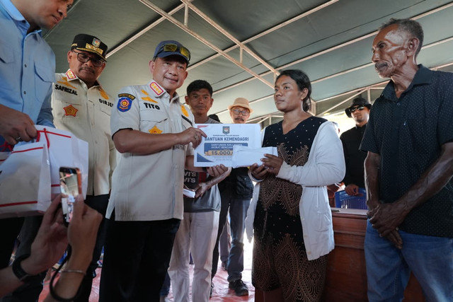 Mendagri Tito Karnavian tinjau posko pengungsi di Desa Waekokak, Nagekeo, NTT, Selasa (18/8/2026), serahkan santunan duka Rp15 juta per ahli waris korban jiwa, serta bantuan desa Rp100 juta. Foto: Dok. Kemendagri