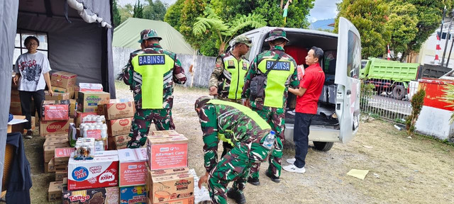 Alfamart menyalurkan bantuan kebutuhan dasar bagi masyarakat terdampak gempa bumi di sejumlah wilayah Nusa Tenggara Timur (NTT) sebagai bagian dari program CSR perusahaan. Foto: dok. Istimewa.