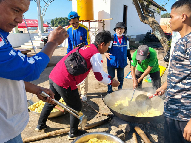 Kemensos operasikan tiga dapur umum di Sikka, Manggarai, dan Nagekeo untuk sediakan 9.500 bungkus makanan per hari bagi korban gempa NTT, Selasa (18/8/2026). Foto: Dok. Kemensos