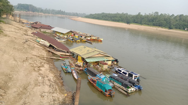 Penampakan Sungai Mahakam surut, kapal tongkang tak dapat melintas. Foto: Dok. Istimewa
