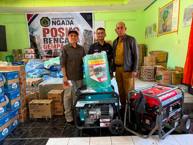 TASPEN salurkan bantuan bagi masyarakat terdampak gempa di Ngada, Nusa Tenggara Timur (NTT) pada Senin (17/8). Foto: Dok. TASPEN
