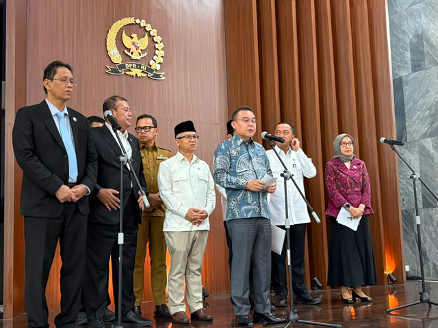 Pimpinan DPR dan pemerintah konferensi pers hasil rapat soal status guru PPPK dan ASN di Kompleks Parlemen, Senayan, Jakarta, Selasa (18/8/2026). Foto: Nasywa Athifah/kumparan