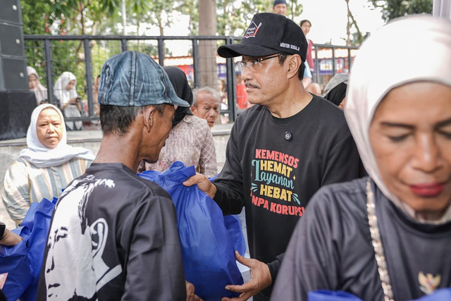 Menteri Sosial Saifullah Yusuf hadiri Jamuan Rakyat di Kalijodo, Jakarta Utara, Selasa (18/8/2026), untuk sampaikan salam Presiden dan bagikan sembako dalam rangkaian HUT ke-81 RI. Foto: Dok. Kemensos