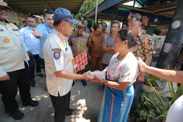 Mendagri Tito Karnavian salurkan santunan duka Rp15 juta kepada ahli waris korban jiwa gempa NTT di Nangapanda, Ende, Selasa (18/8/2026). Foto: Dok. Kemendagri