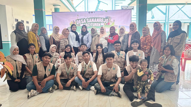 Kegiatan sosialisasi pencegahan stunting dan demo masak dimsum ikan nila bersama ibu PKK dengan didampingi oleh mahasiswa PKMB FPIK UB di Balai Desa Sananrejo, Kec. Turen, Kabupaten Malang, Senin (3/8/2026). Credit: Foto pribadi