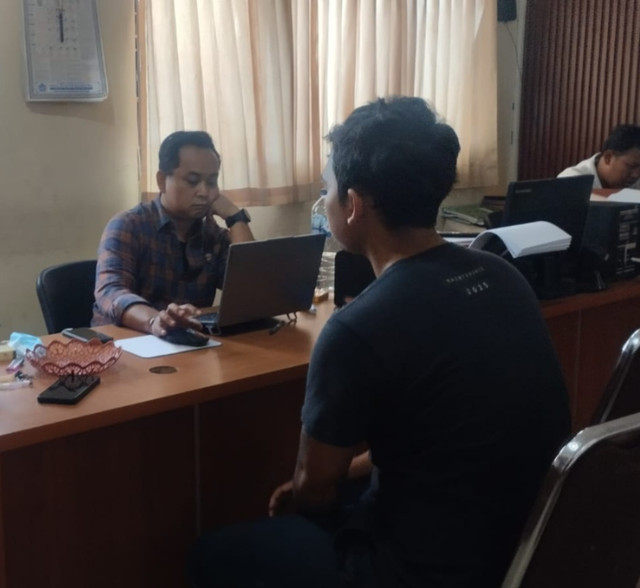Proses pemeriksaan terhadap IWCA (25) yang diduga melakukan pelecehan seksual terhadap perempuan di Desa Bongkasa, Kabupaten Badung.  Foto: Dok. Polres Badung