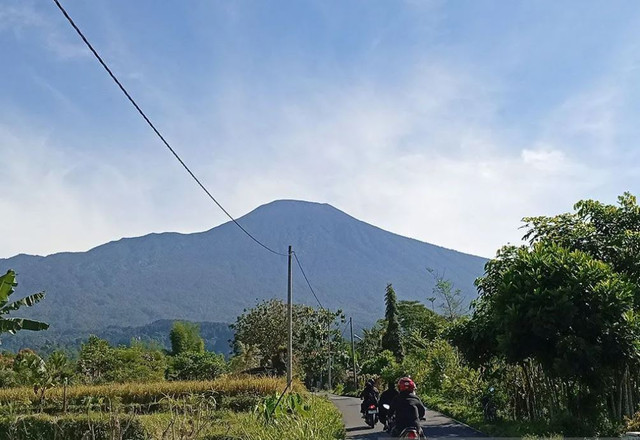 Gunung Slamet terlihat dari arah Desa Karangtengah, Kecamatan Baturraden, Kabupaten Banyumas, Jawa Tengah, Kamis (17/7/2025). Foto: Sumarwoto/ANTARA