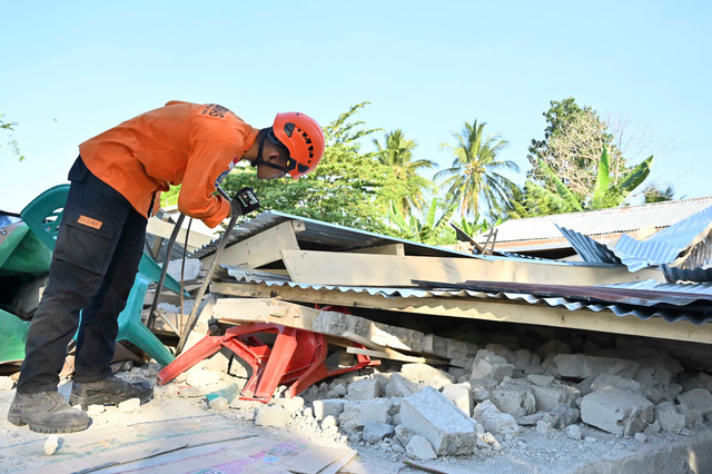 Personel Basarnas memeriksa kondisi bangunan yang rusak saat melakukan penyisiran di lokasi terdampak gempa bumi di Manggarai Timur, Nusa Tenggara Timur (NTT), Selasa (18/8/2026). Foto: Fikri Yusuf/ANTARA FOTO