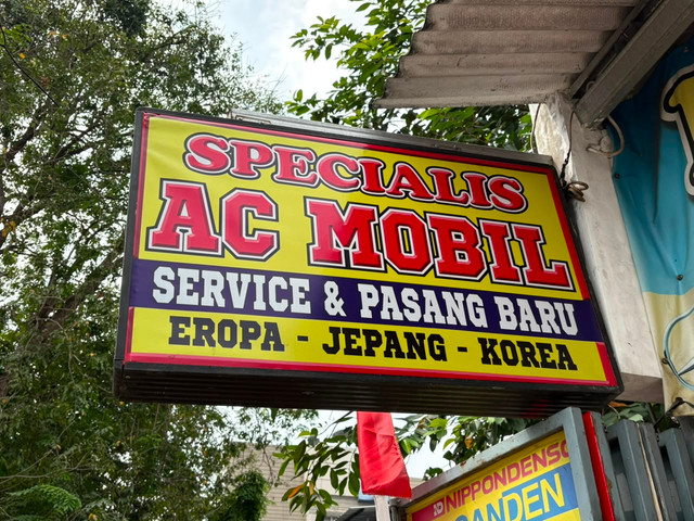 Servis AC mobil. Foto: Alvian Yoga Yulianto/kumparan