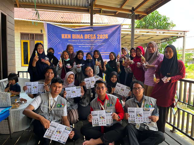 Mahasiswa KKN Bina Desa Kelompok 6 Universitas Mulawarman bersama warga menunjukkan hasil spray anti nyamuk alami dalam kegiatan program kerja di RT 02 Dusun Pinang Mas, Desa Persiapan Pinang Raya. Kredit foto: Kelompok 6 KKN Bina Desa Universitas Mulawarman.