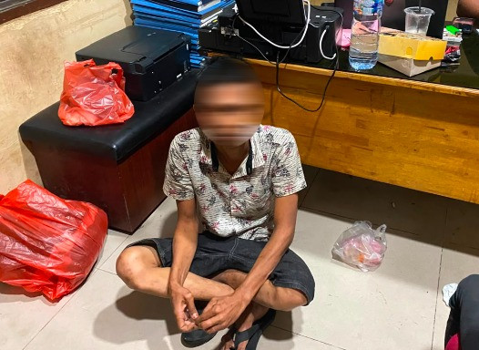 Pelaku berinisial EFS seret pacarnya di pinggir jalan ditangkap polisi, Medan, Selasa (18/8/2026). Foto: Dok. Polres Pelabuhan Belawan