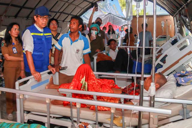 Menteri Kesehatan Budi Gunadi Sadikin (kedua kiri) berdialog dengan pasien di RSUD Komodo, Labuan Bajo, Manggarai Barat, Nusa Tenggara Timur (NTT), Selasa (18/8/2026). Foto: Gecio Viana/ANTARA FOTO