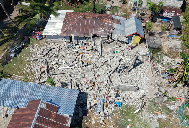 Foto udara bangunan rumah yang rusak akibat gempa bumi di kawasan Ranting, Kabupaten Manggarai Timur, Nusa Tenggara Timur (NTT), Selasa (18/8/2026). Foto: Fikri Yusuf/ANTARA FOTO