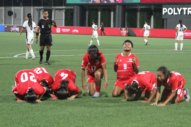 Pemain Timnas Wanita Indonesia U-16 selebrasi usai Kesya Arabela mencetak gol pada menit ke-10 saat melawan Timnas Wanita Hongkong China U-16 di ajang Caffino Srikandi Merdeka Cup 2026 di Supersoccer Arena, Kudus, Jawa Tengah, Selasa (18/8/2026). Foto: Vega Ma'arijil Ula/kumparanBOLANITA
