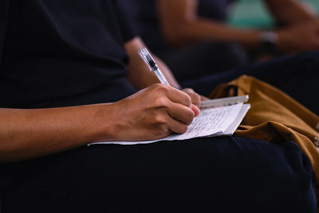 Ilustrasi menulis teks MC Maulid Nabi. Foto: Unsplash.com/Defrino Maasy