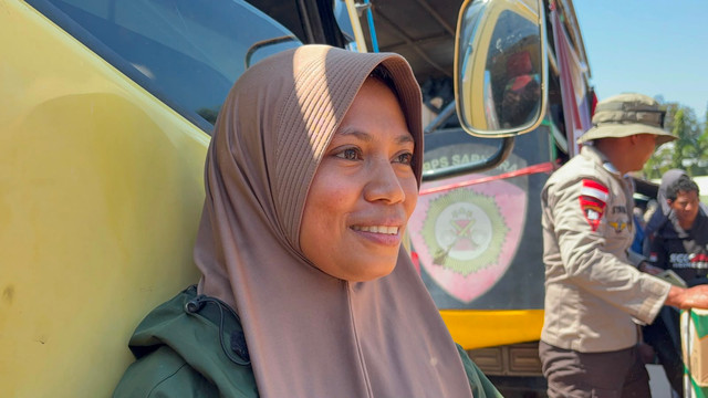 Ibu Nining warga yang terdampak gempa di Pulau Flores, NTT saat ditemui di pengungsian Barang Kolong, Reo, Nusa Tenggara Timur. Foto: Rayyan Farhansyah/kumparan