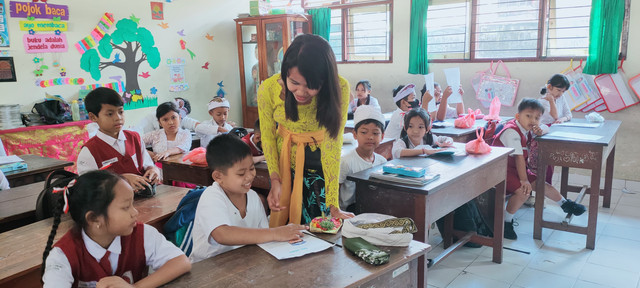 (Sumber : Arsip Pribadi) Guru ASN sedang mengajar di kelas