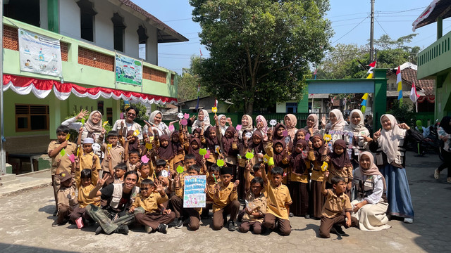Foto Bersama Siswa-Siswi Kelas 2 MI Mendiro kelas 2. Sumber: Dokumentasi KKN MIT 22 Posko 005.