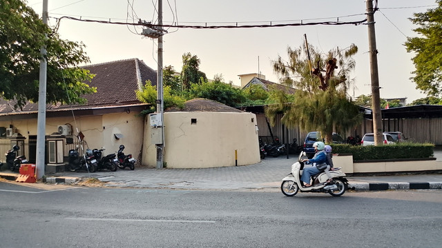 Sudut Benteng Blokhuis Kediri, Bangunan Peninggalan Belanda yang kini jadi Markas Polres Kediri Kota. (Foto. Dukumen Pribadi - W.S Nurbaiti)