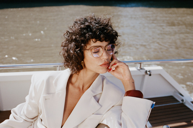 Koleksi terbaru LINDA FARROW Autumn/Winter 2026 bertajuk Water's Edge kini resmi tersedia di Optik Seis, menghadirkan total 34 model kacamata, terdiri dari 21 sunglasses dan 13 optical frames. Foto: Optik Seis