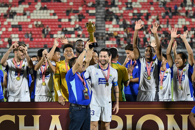 Pemain dan ofisial tim Persib Bandung berselebrasi setelah menjuarai Dewata Challenge Series 2026 di Stadion Kapten I Wayan Dipta, Gianyar, Bali, Selasa (18/8/2026). Foto: Nyoman Hendra Wibowo/ANTARA FOTO