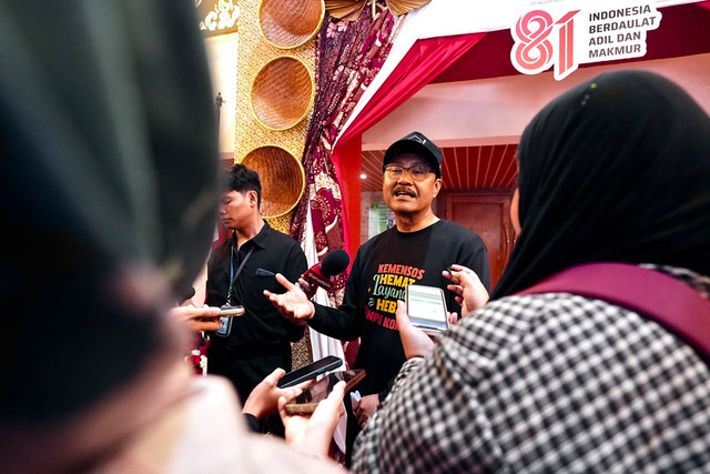 Mensos Gus Ipul tegas tangguhkan 1,49 juta penerima bansos PKH dan Sembako yang terindikasi judi online, beri ruang klarifikasi, Selasa (18/8/2026). Foto: Kemensos RI