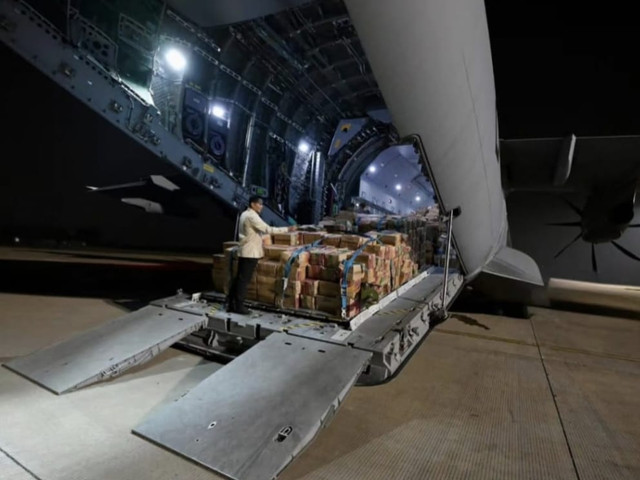 Pemerintah kembali mengirim bantuan untuk korban gempa di Nusa Tenggara Timur. Sebanyak 65 ton logistik diberangkatkan dengan lima pesawat hari ini Rabu (19/8) pukul 04.00 WIB. Foto: Dok Sekretariat Kabinet