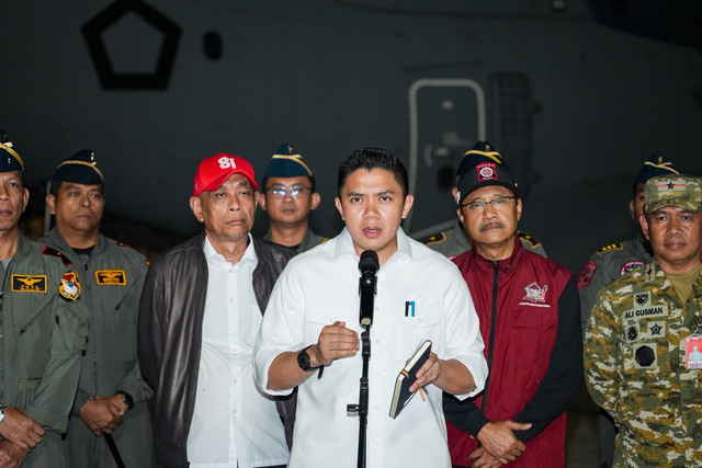 Seskab Teddy Indra Wijaya bersama Mensos Gus Ipul berangkatkan 5 pesawat TNI AU membawa 65 ton logistik dari Lanud Halim Perdanakusuma untuk korban gempa NTT, Rabu (19/8/2026). Foto: Kemensos RI