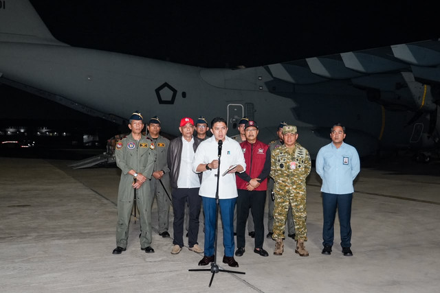 Seskab Teddy Indra Wijaya bersama Mensos Gus Ipul berangkatkan 5 pesawat TNI AU membawa 65 ton logistik dari Lanud Halim Perdanakusuma untuk korban gempa NTT, Rabu (19/8/2026). Foto: Kemensos RI