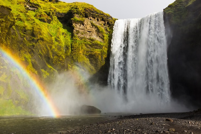 Ilustrasi Kenapa Air Terjun Bisa Terus Mengalir. Foto: Unsplash/Nuno Antunes