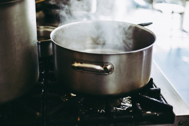 Ilustrasi Kenapa Tutup Panci Memiliki Lubang Kecil. Foto: Unsplash/Michal Balog