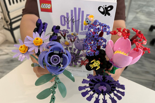 LEGO Editions Olivia Rodrigo's Concert Moon dan  LEGO Botanicals Olivia Rodrigo Flower Bouquet. Foto: Salsha Okta Fairuz/kumparan